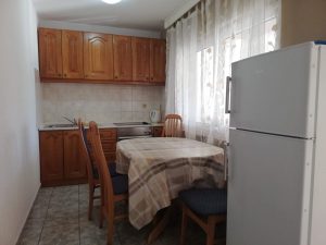 kuhinja z jedilno mizo